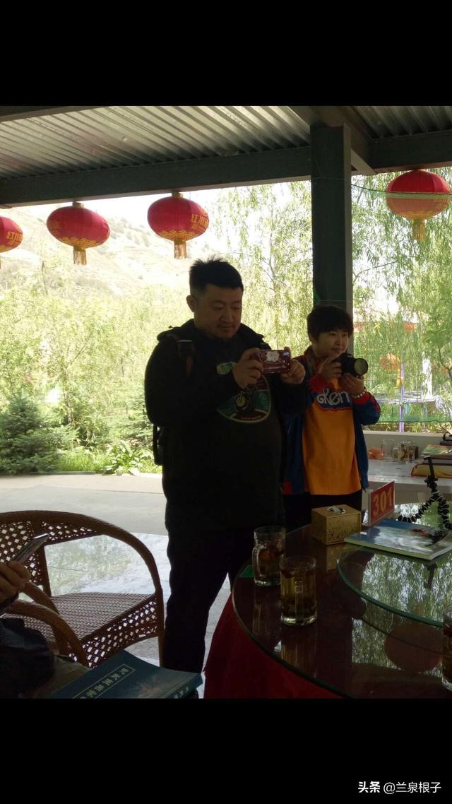 著名本土主持人秦兴军先生.