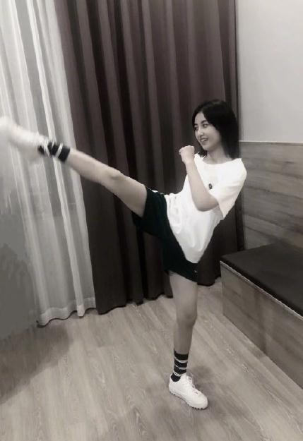 张子枫劈高级一字马网友这个腿可以当标尺了