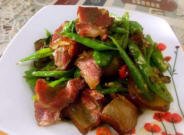 做好腊肉的那天就盼着吃青椒炒腊肉香而不腻