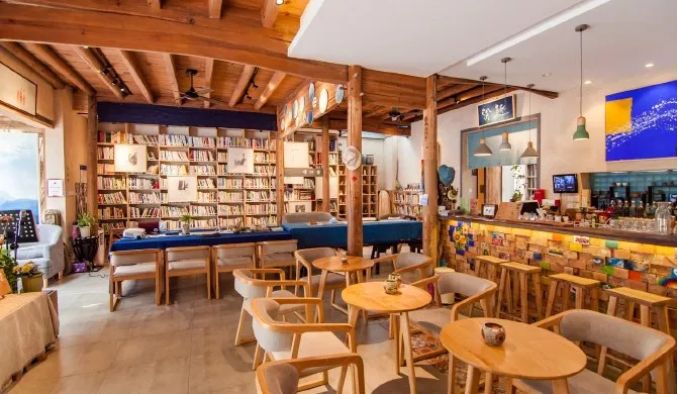 除了这些特色民宿,人们还会看到一间名为"洒秀"的咖啡书吧,书吧里近千