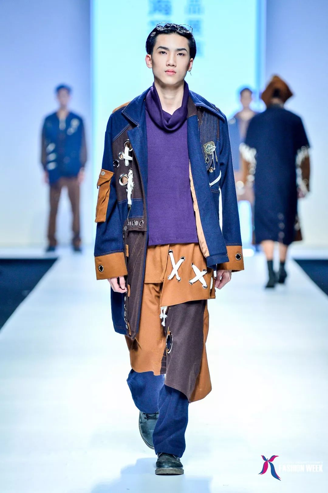 服装设计专业的优秀学子,向现场的观众展示,从传统样式到现代前卫风格