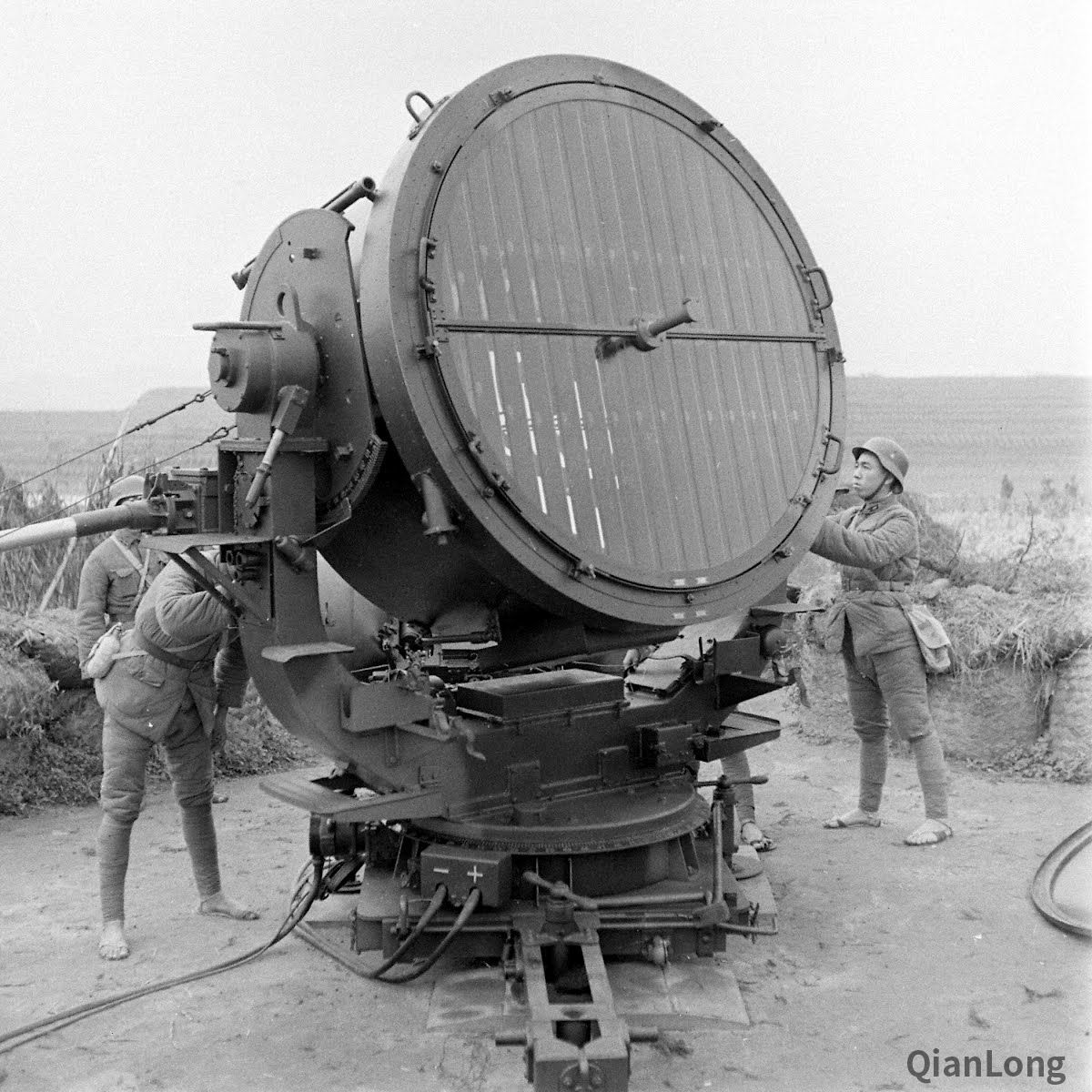 正在擦洗探照灯的国民党士兵.24.正在调整探照灯的国民党士兵.