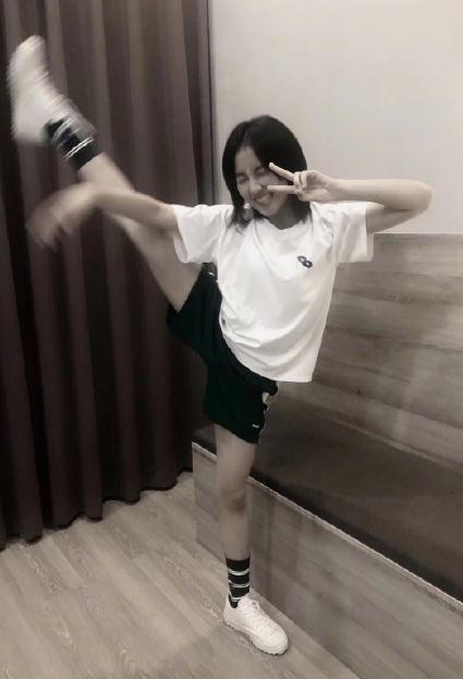 张子枫劈高级一字马网友这个腿可以当标尺了