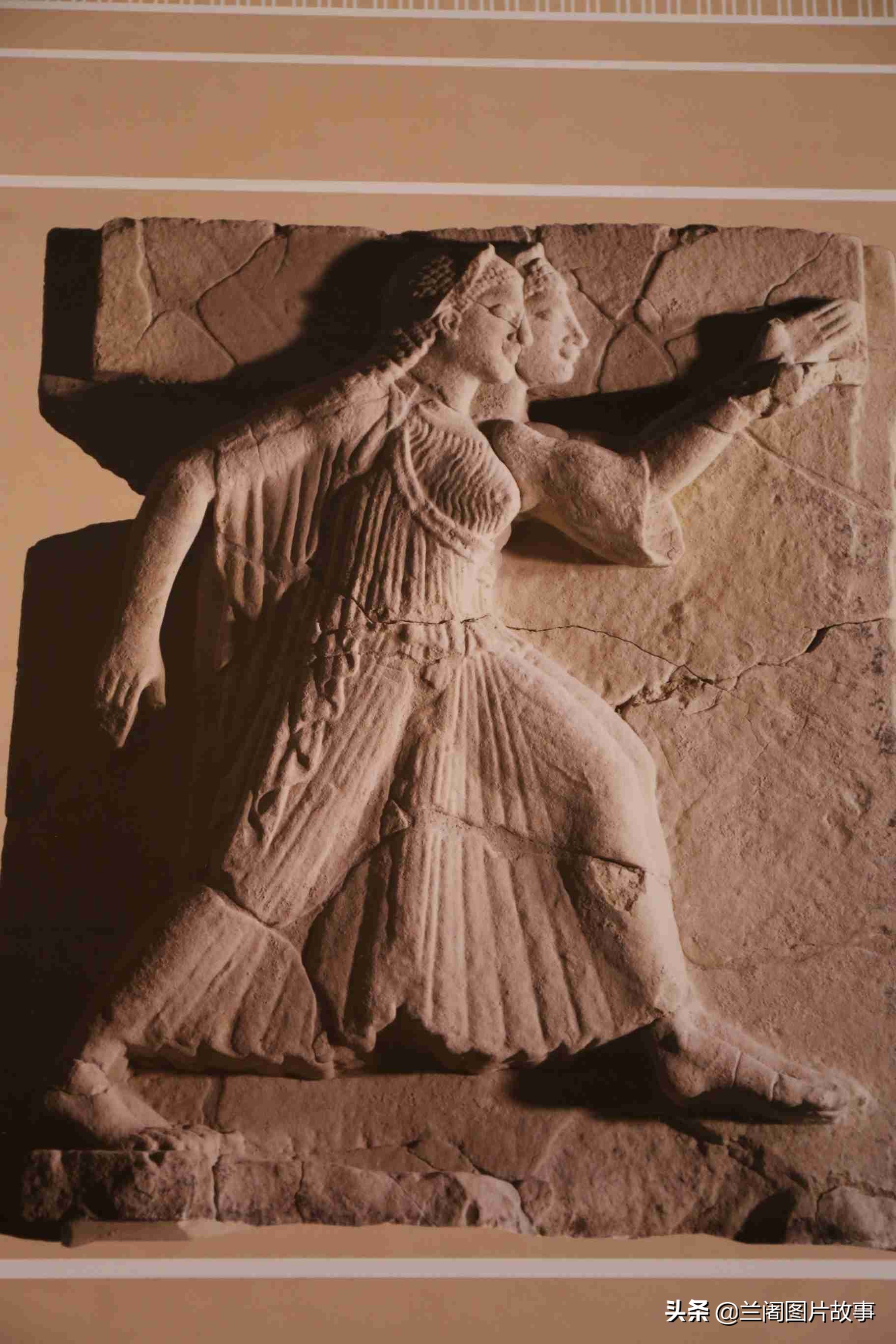 这组雕塑少女感满满,舞动的裙摆具有青春的活力