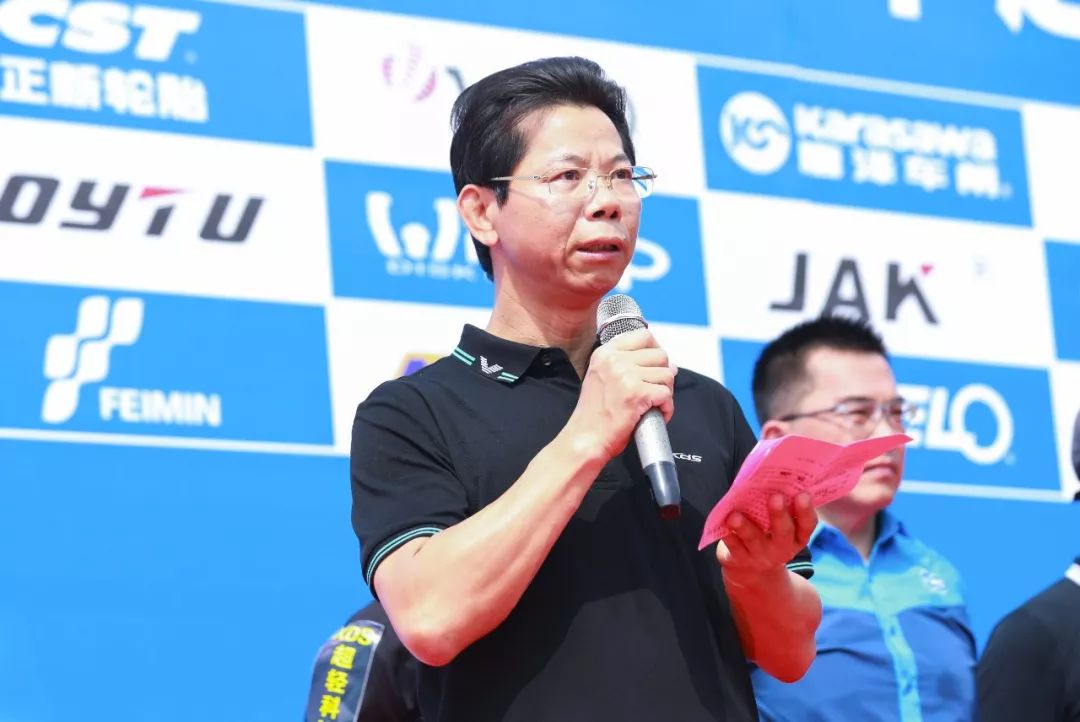 喜德盛公司董事长谭伟龙以及喜德盛赛事合作伙伴的主要