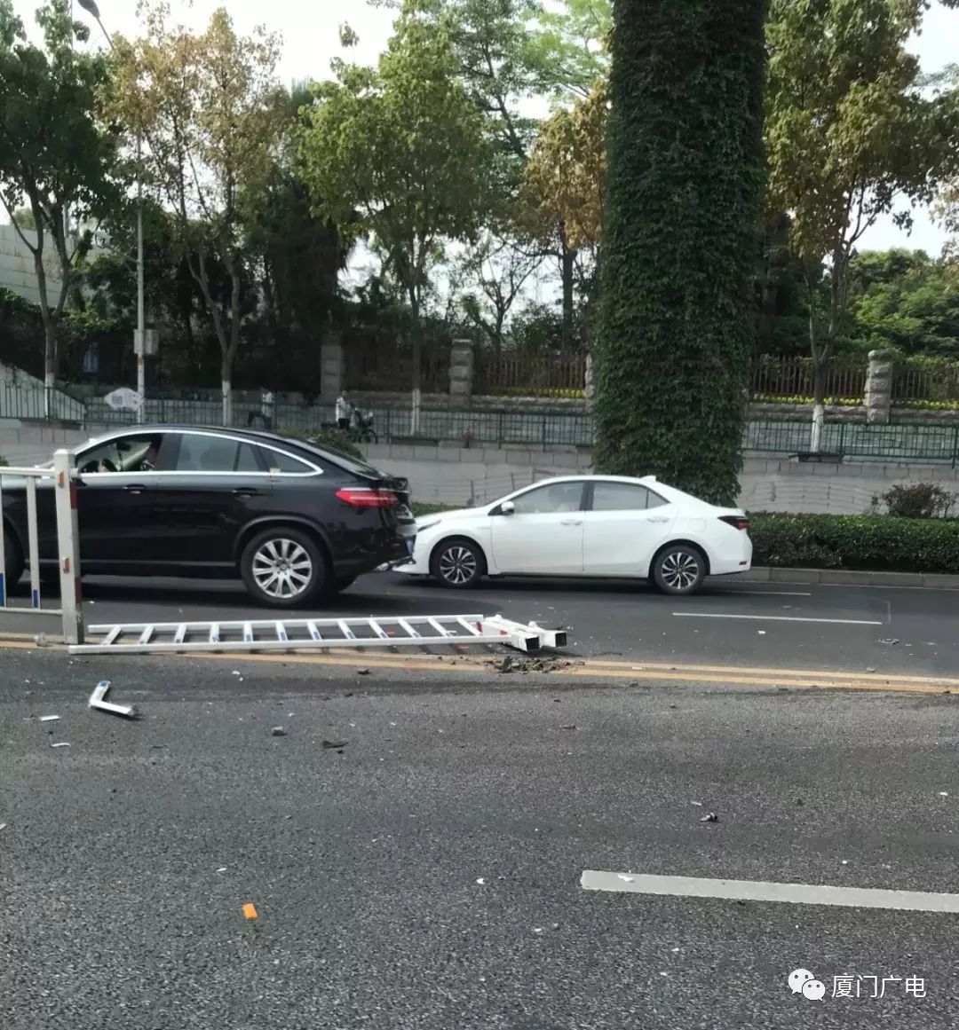 今早厦门莲前西路又发生车祸,护栏刺穿轿车!
