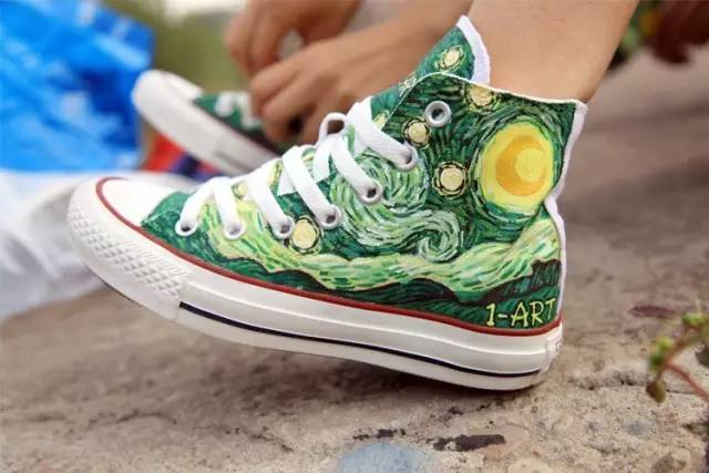 绘画教程在帆布鞋上画一幅梵高的星空