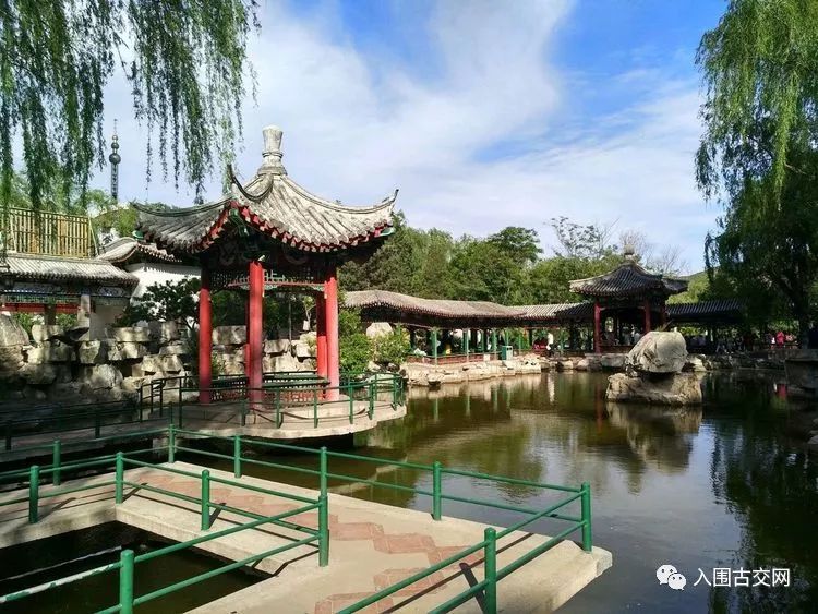 美丽的汾河公园公园一角万里碧空漂浮着朵朵白云古交大川河好美的景