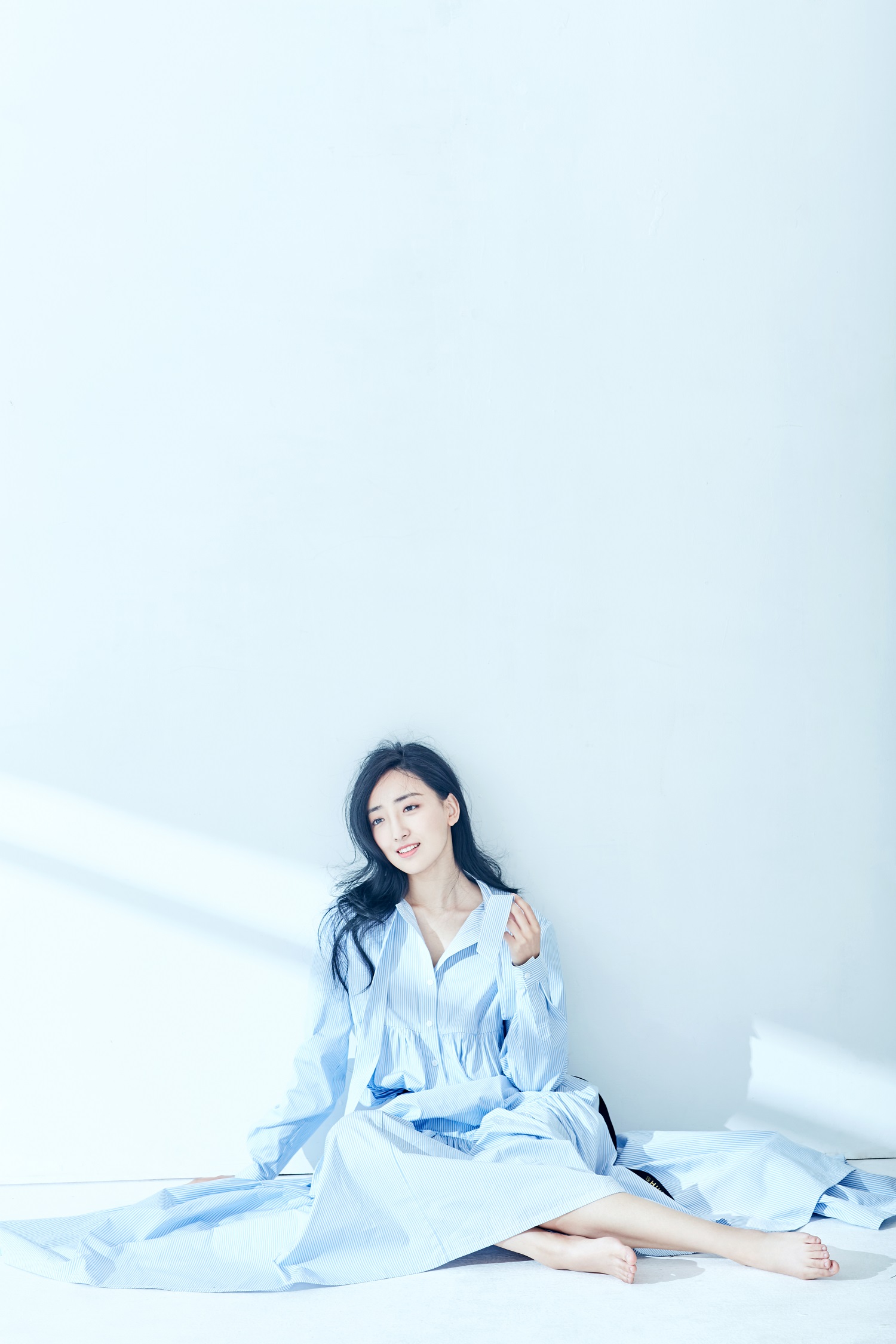 曲凌子夏日写真曝光 光影斑驳间尽显灵动清新