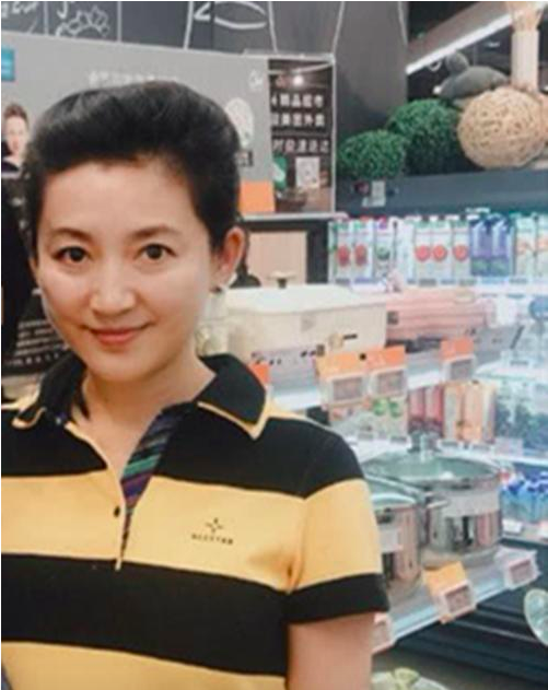 51岁王小丫素颜现身菜市场被偶遇瘦下来的她重回颜值巅峰