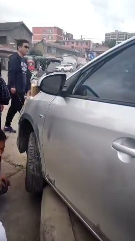 滕州酒后摩托赛车面包车遇上三轮车老大爷被撞翻了学院中路又出车祸鞋