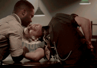 扳手腕的时候咬着舌头时受伤时或是卧室街头沉船前火车上这样的场景▼