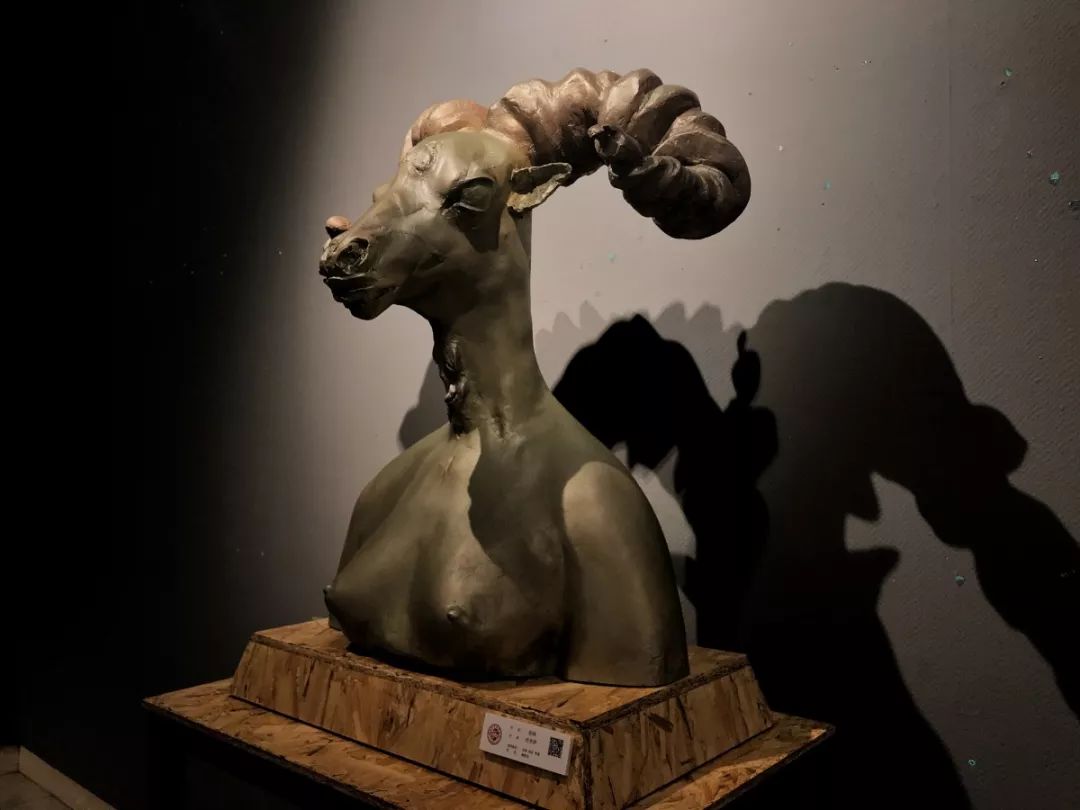 指导教师| 鲍海宁 朱光宇 沙泉 袁佳作者| 梅多一作品| 无名份的浪漫