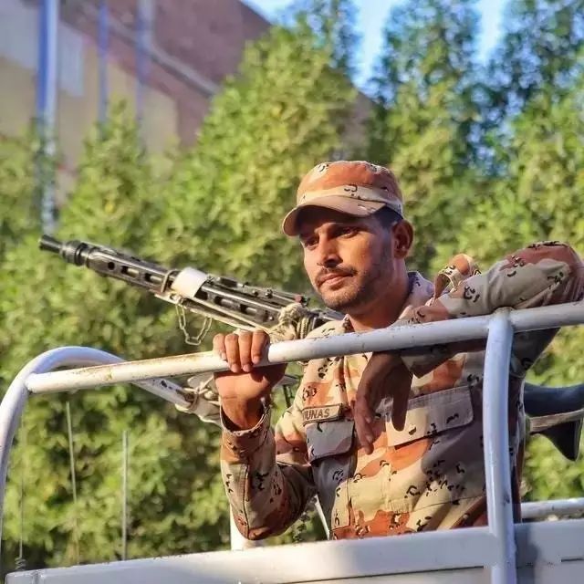 满街大兵拿着ak47跟着你只因为你是中国人