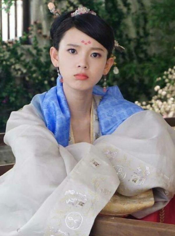 和唐人打官司想解约,认为唐人不给其资源,力捧另外的花旦,比如胡冰卿