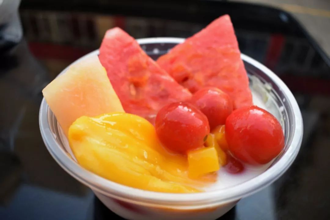 炎炎夏日,我想各位最恋恋不忘的就是这两样了,水果捞和清补凉,水果捞