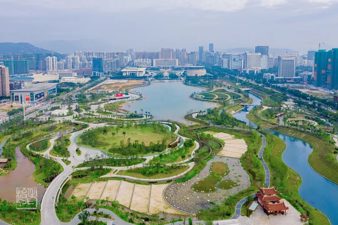 晨练的人儿身上当第一缕阳光穿过枝叶在龙津湖公园,新罗紫金山旅游区