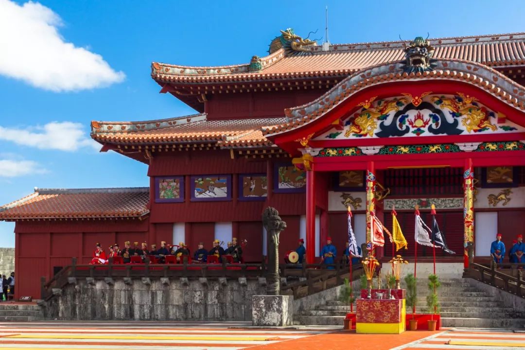 冲绳总镇守波之上神宫则是琉球八大神社之一;民俗村落琉球村古色古香