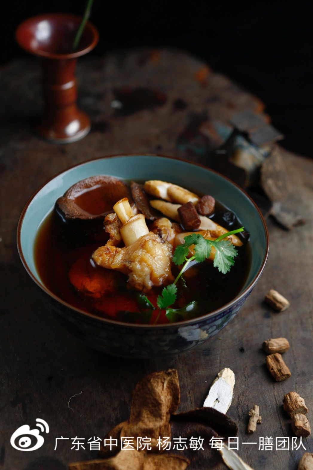 每日一膳520除了为对方准备玫瑰花也要给父母长辈准备一碗杜仲健骨汤