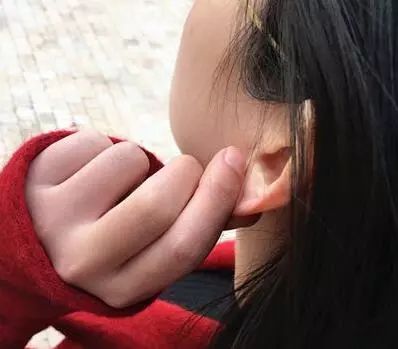 具体方法:将食指和中指并拢塞入耳腔,拇指放在耳垂后面,3个指头尽量将