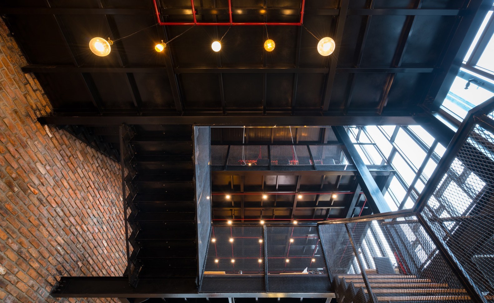 餐厅设计线条与色彩的结合让工业感的设计更加温暖舒适