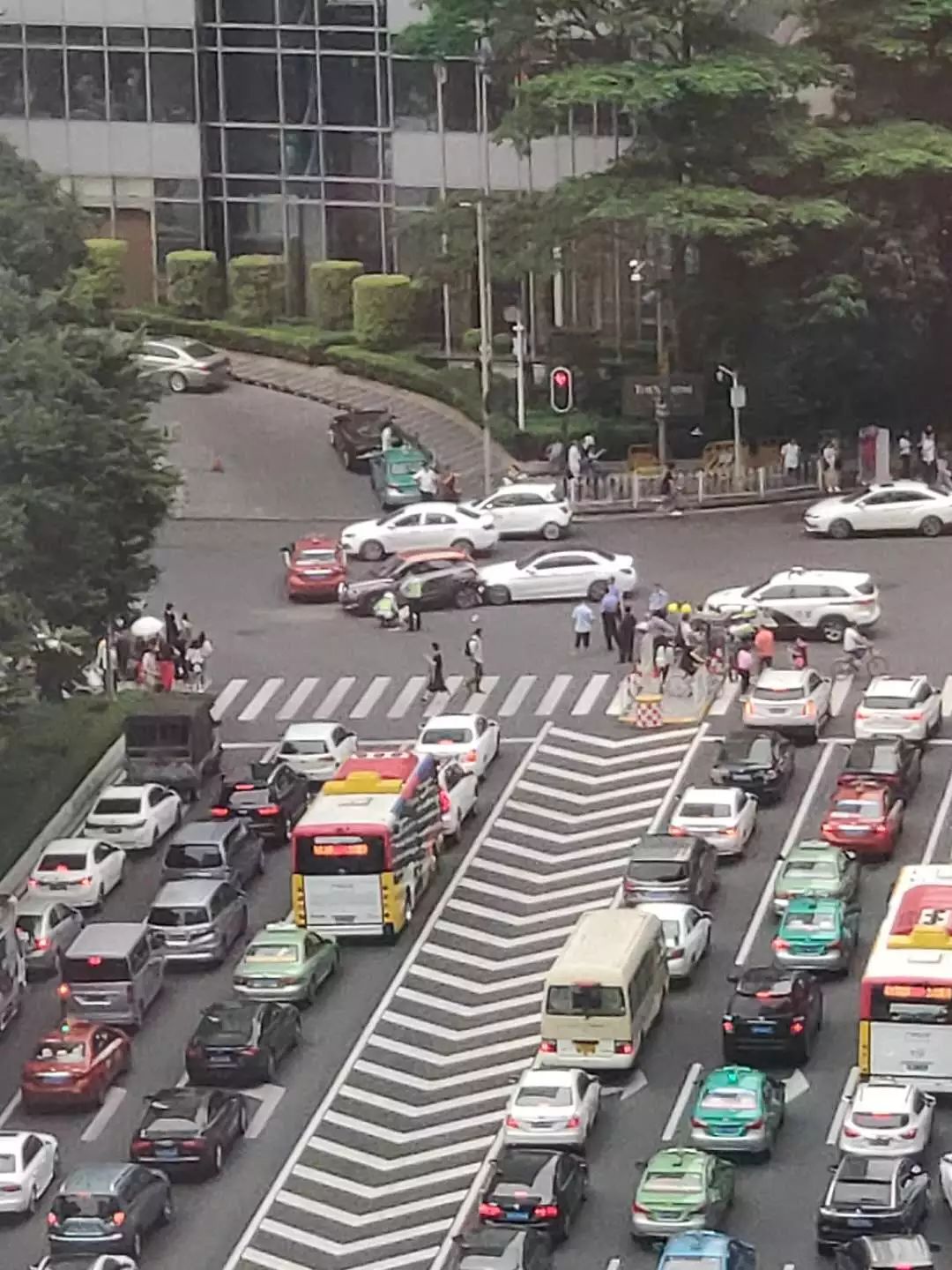 5月21日8时50分许,天河区林和中路林乐路口发生一起交通事故