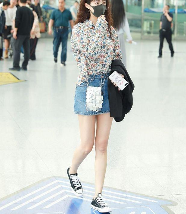 李菲儿碎花衬衫配超短裤一双甘蔗腿太辣眼