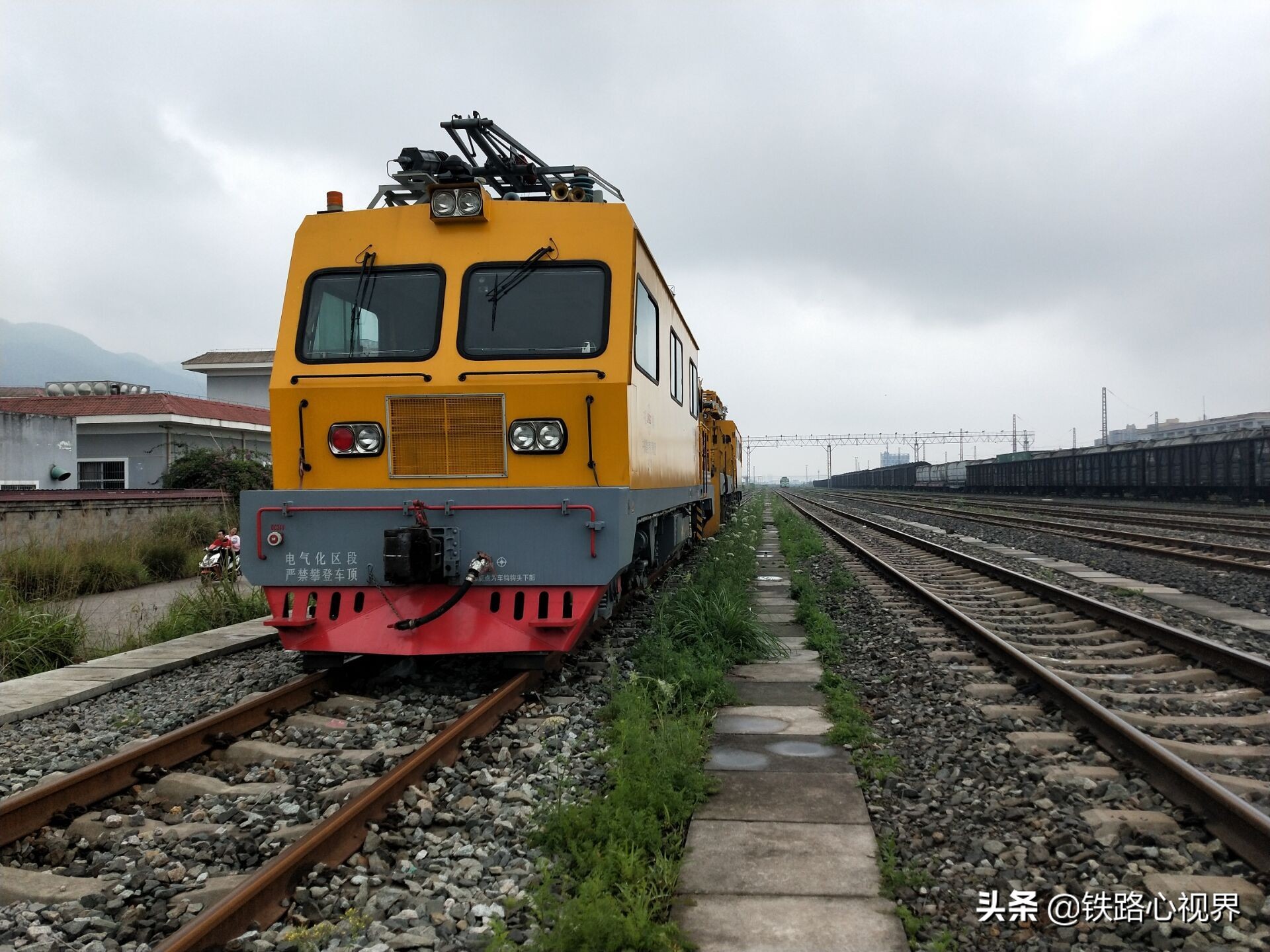 和大家說下鐵路線上的各種軌道車(工程車),其分屬各大路局各工務段