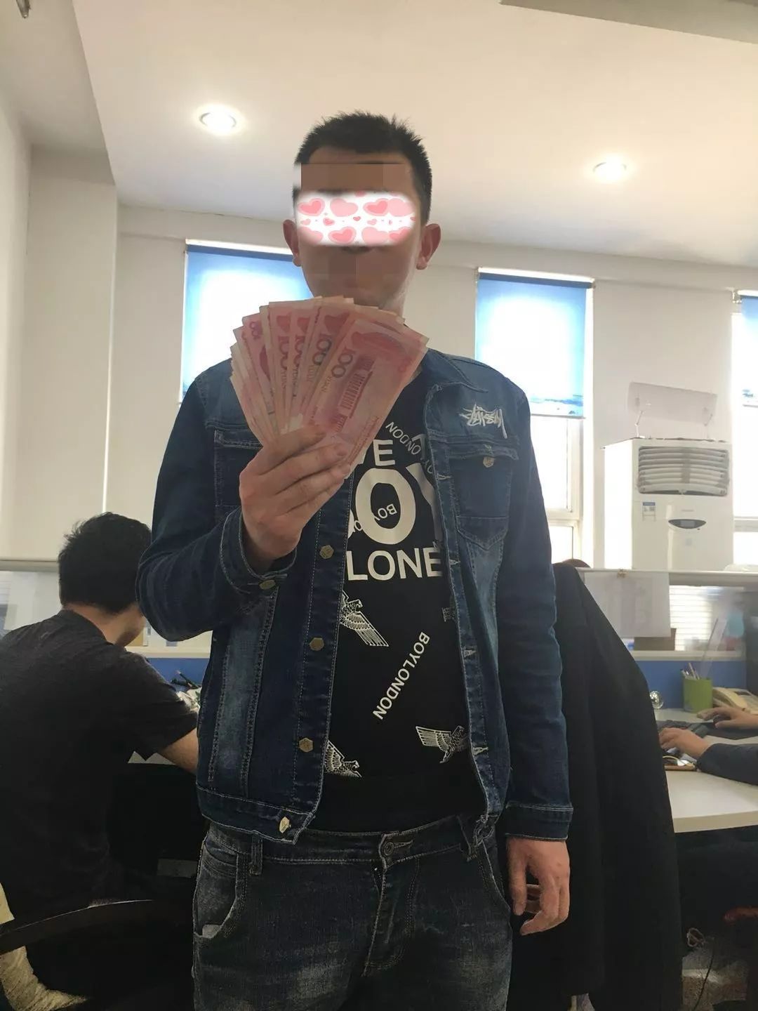 他们都参与了购车抽现金大奖的活动,是来办公楼领奖哒!