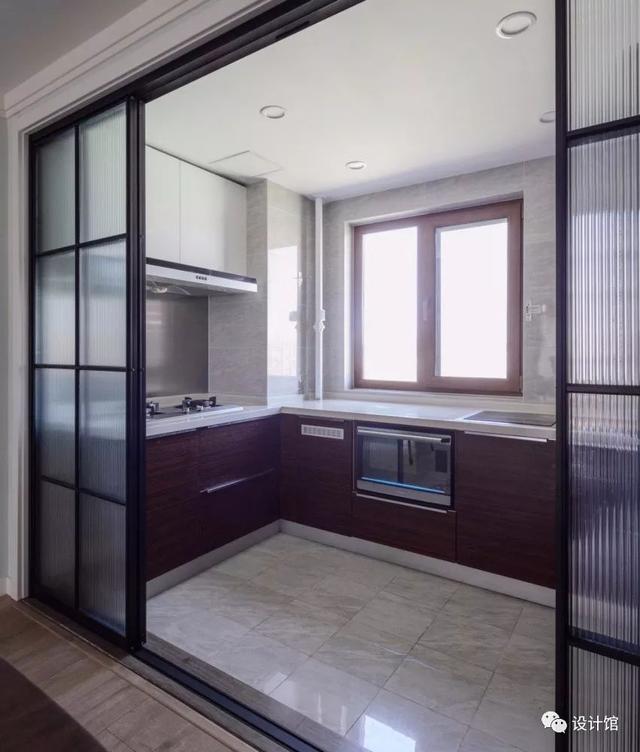 黑色边框的厨房推拉门,在现代装修中是个非常和谐的搭配,比如简约