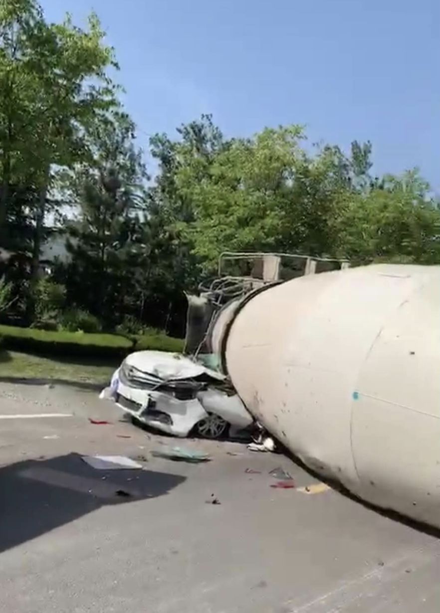 青岛一搅拌车侧翻,压扁两辆轿车!事故造成一死一伤