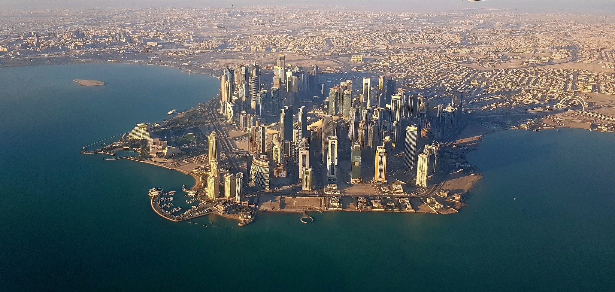 位于波斯湾沿岸的卡塔尔半岛,属于热带沙漠气候,全年高温少雨,可以说