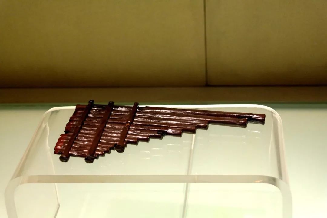 篪(音迟):吹奏乐器,由竹管制成,与笛不同的是:它两端封闭,管身的吹孔