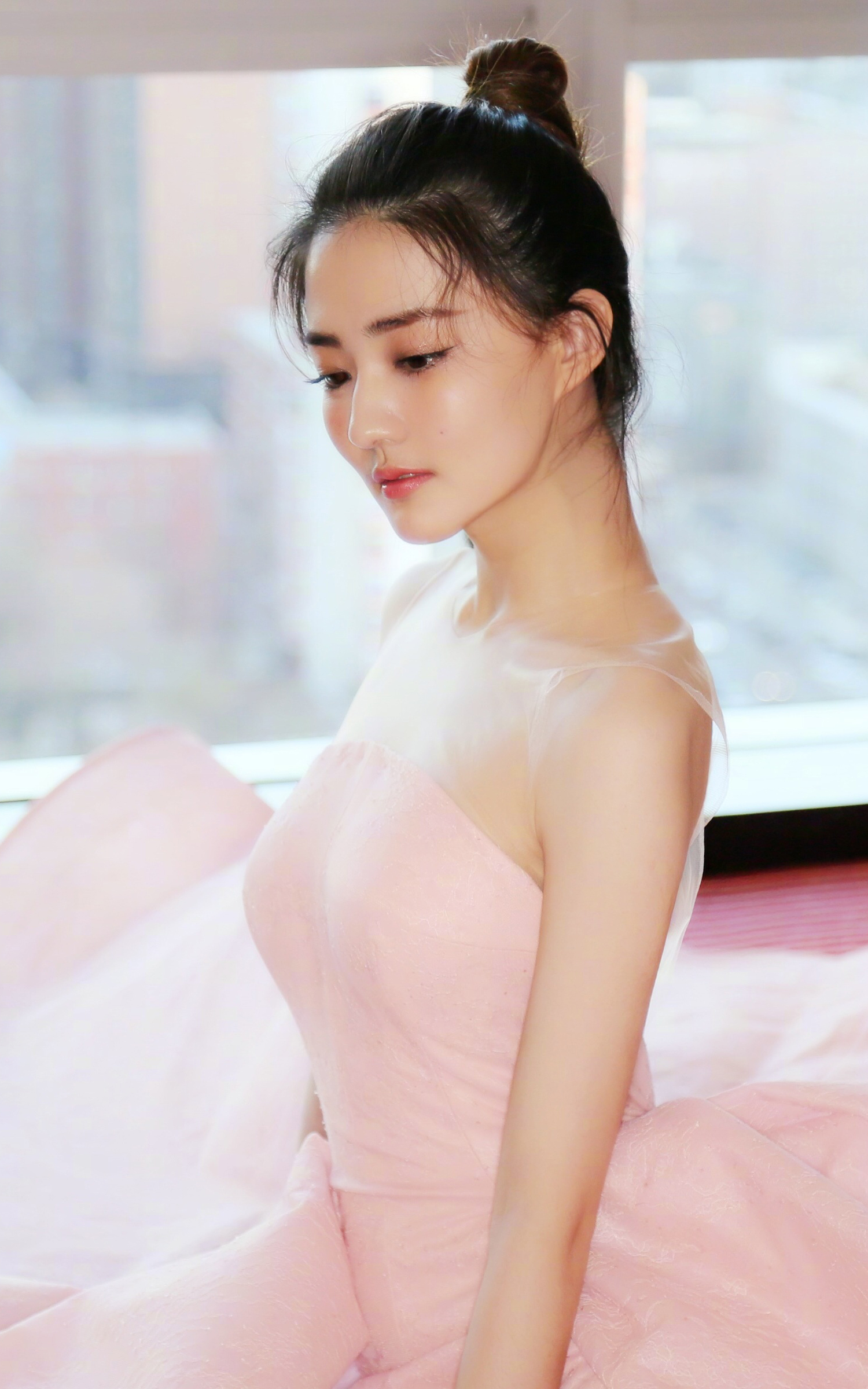 徐璐宣传美图,身穿一款粉色长裙清新优雅