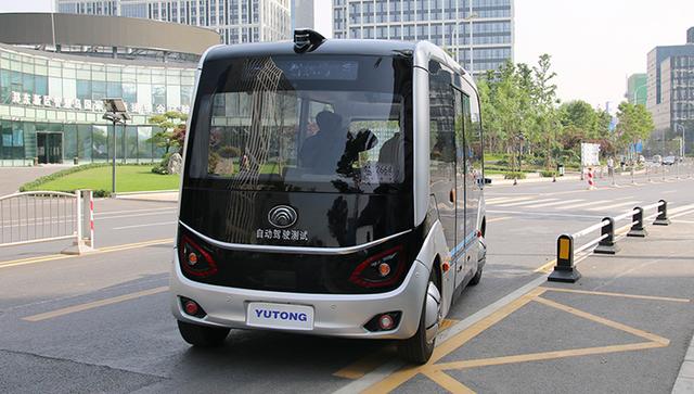 无人驾驶的公交车来了!100%中国制造,配5g技术,从此告别老司机