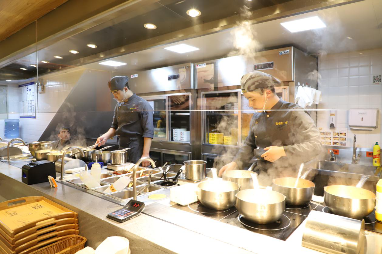 明档厨房,能够看见厨师在里面的操作过程,这种厨房设计会让顾客感觉