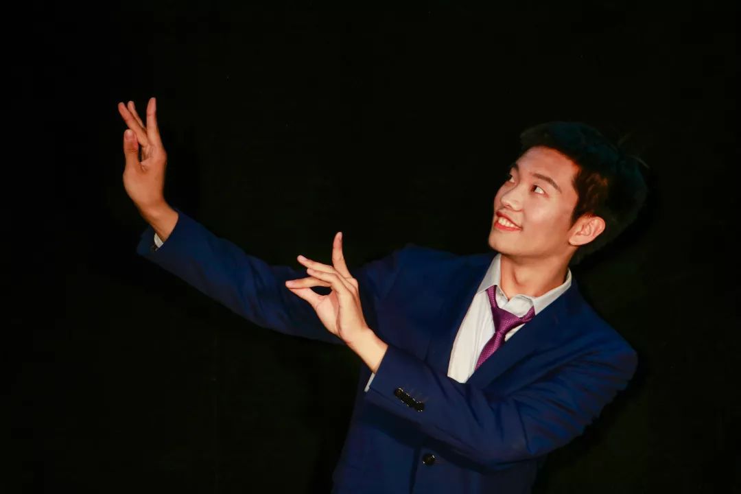 "这屋子好大的味儿!"兰依莎饰李太太李太太,李石清之妻,三十四岁.