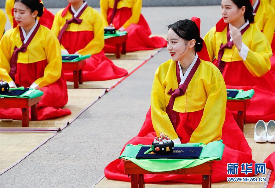 5月20日,在韩国首尔,韩国学生身穿传统韩服参加成人仪式