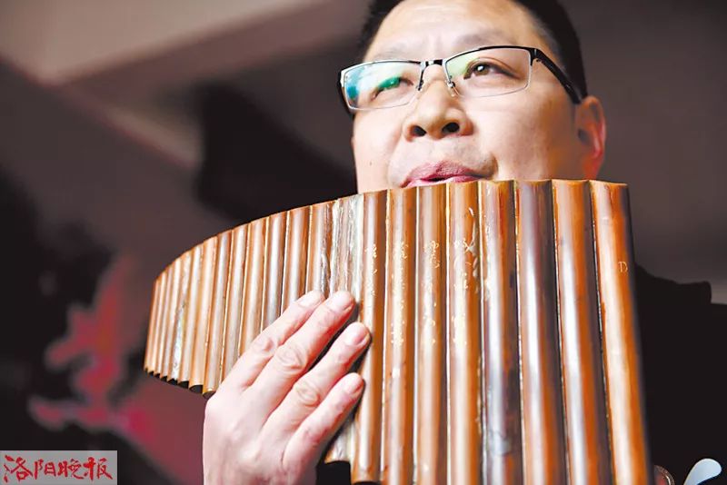 郭治会吹奏排箫目前,除了参加各种演出活动,郭红运还致力于海神乐的