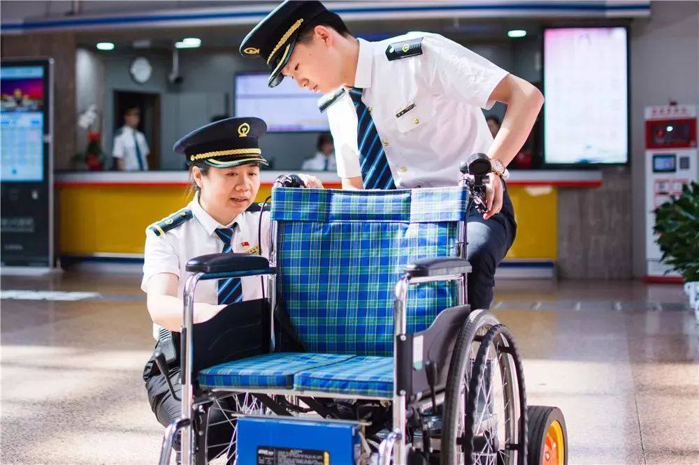 新时代铁路榜样丨王琳娜在候车室奔跑的追梦人