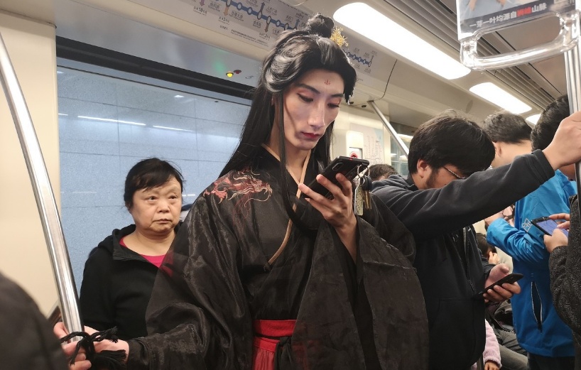 一身cosplay(角色扮演)汉服,浓妆艳抹的他,一登上地铁,就吸引了诸多