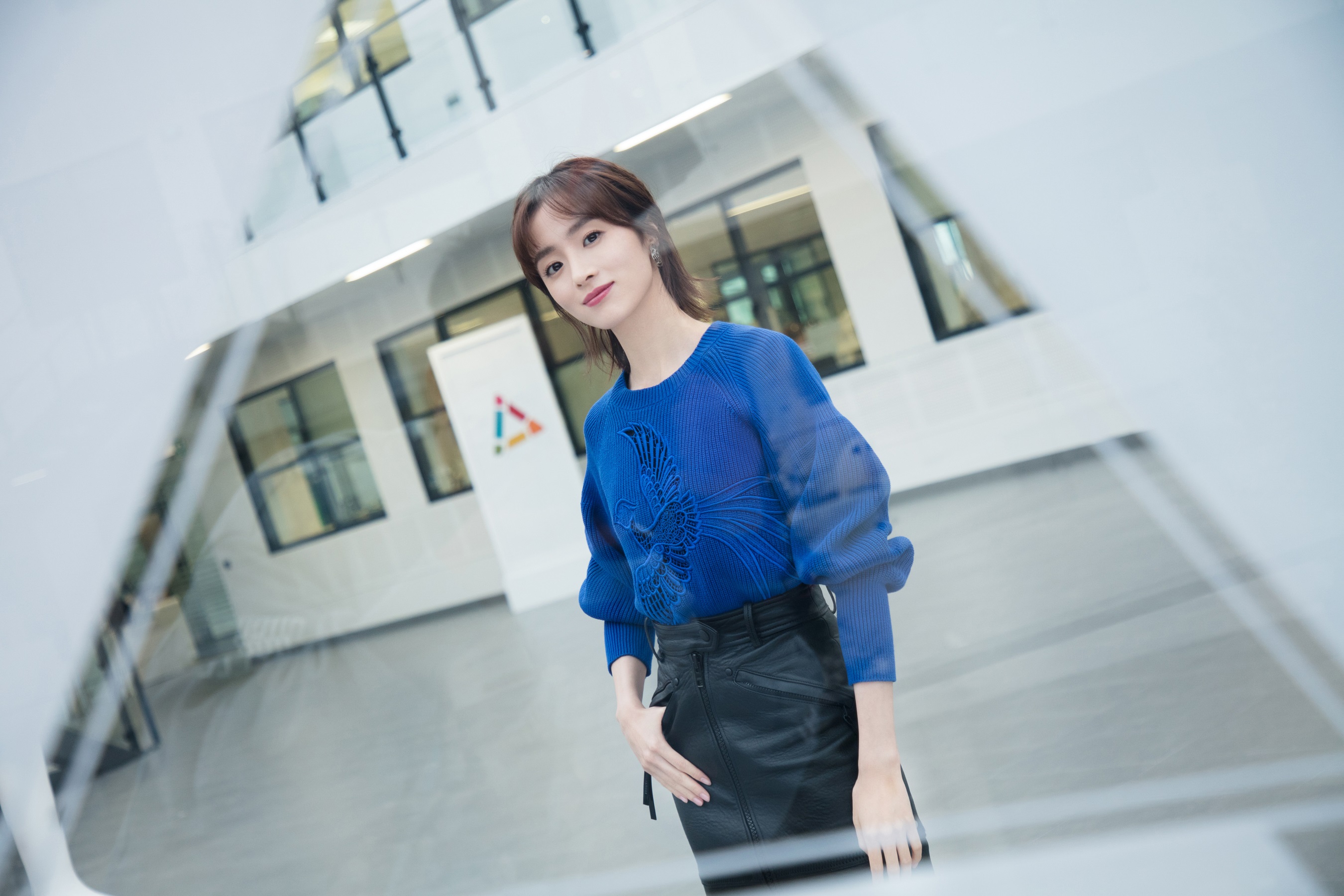 胡冰卿解锁新身份穿白大褂变身理工女神