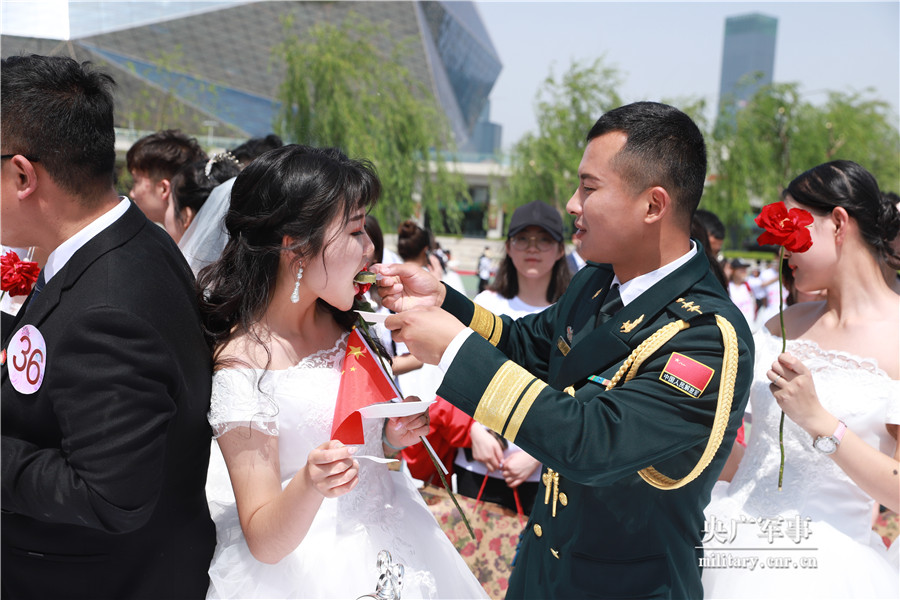 超浪漫!火箭军某部官兵参加驻地集体婚礼