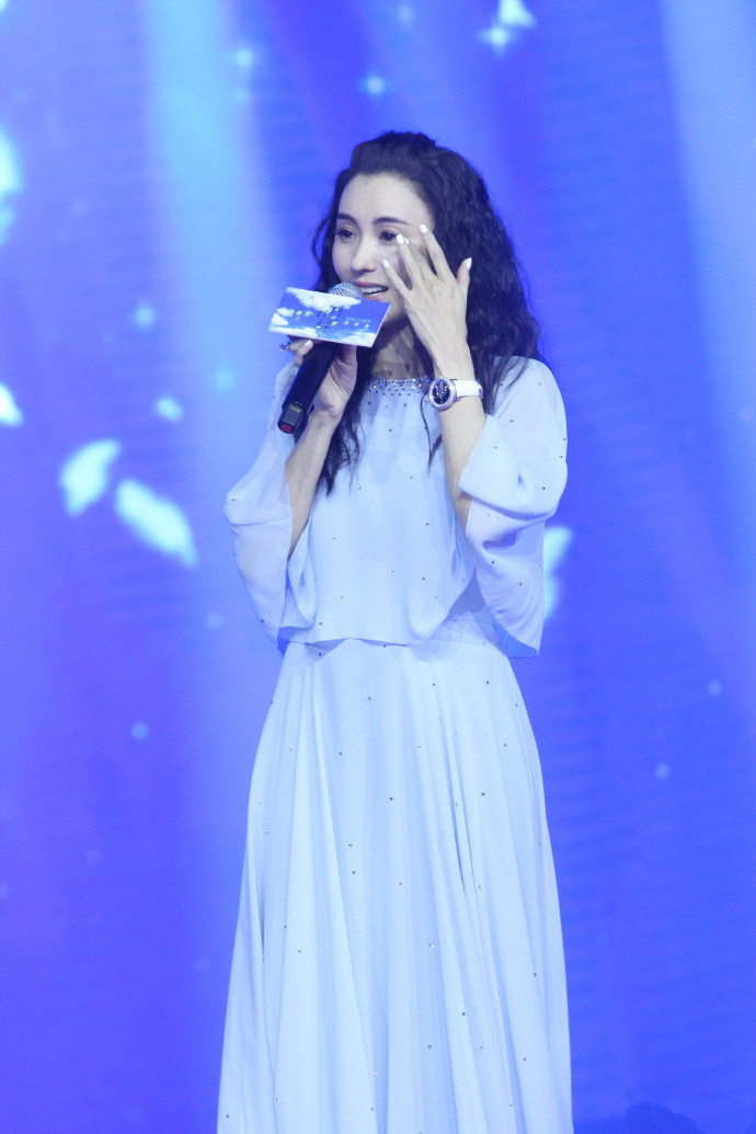 张柏芝现身生日会感动落泪手戴钻戒疑否认单身