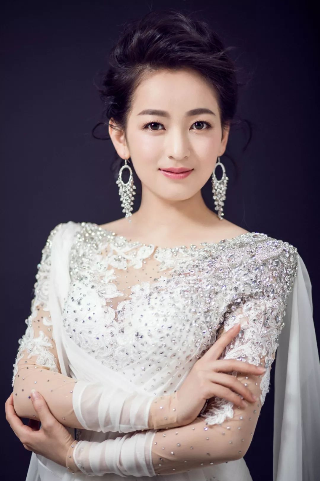 师从皮晓彩教授,著名女高音歌唱家黄华丽博士.