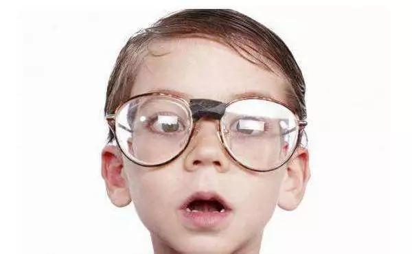 此外,因为 高度近视可能会引起很多并发症,孩子高度近视更要积极治疗.