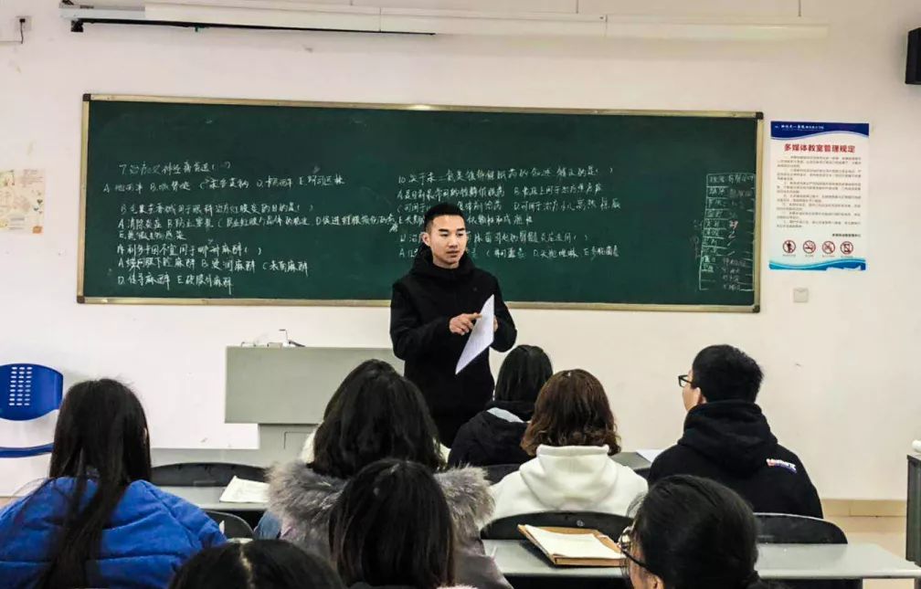 优秀班主任张聪不忘初心厚植情怀伴学生一路奔跑一路歌