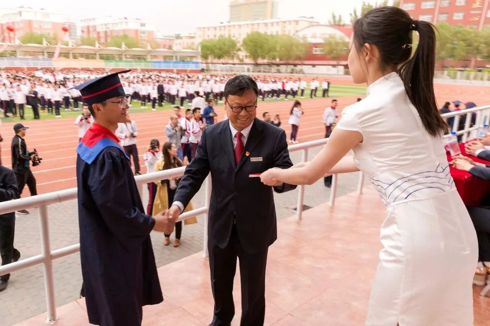 在接下来的举行的毕业礼仪式中,由通辽第五中学党总支书记,校长