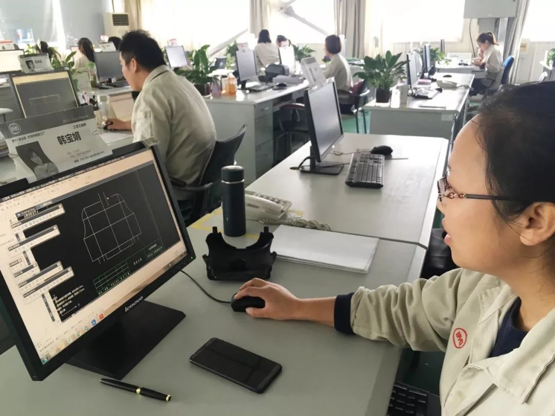 考官提前一天将试题发给参赛人员,正有选手想着,如果有的选手提前开画