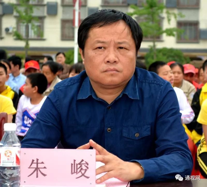 团的丁红燕,周智取,冯俊,吴中海4位成员和助残之星孔庆平在报告会上